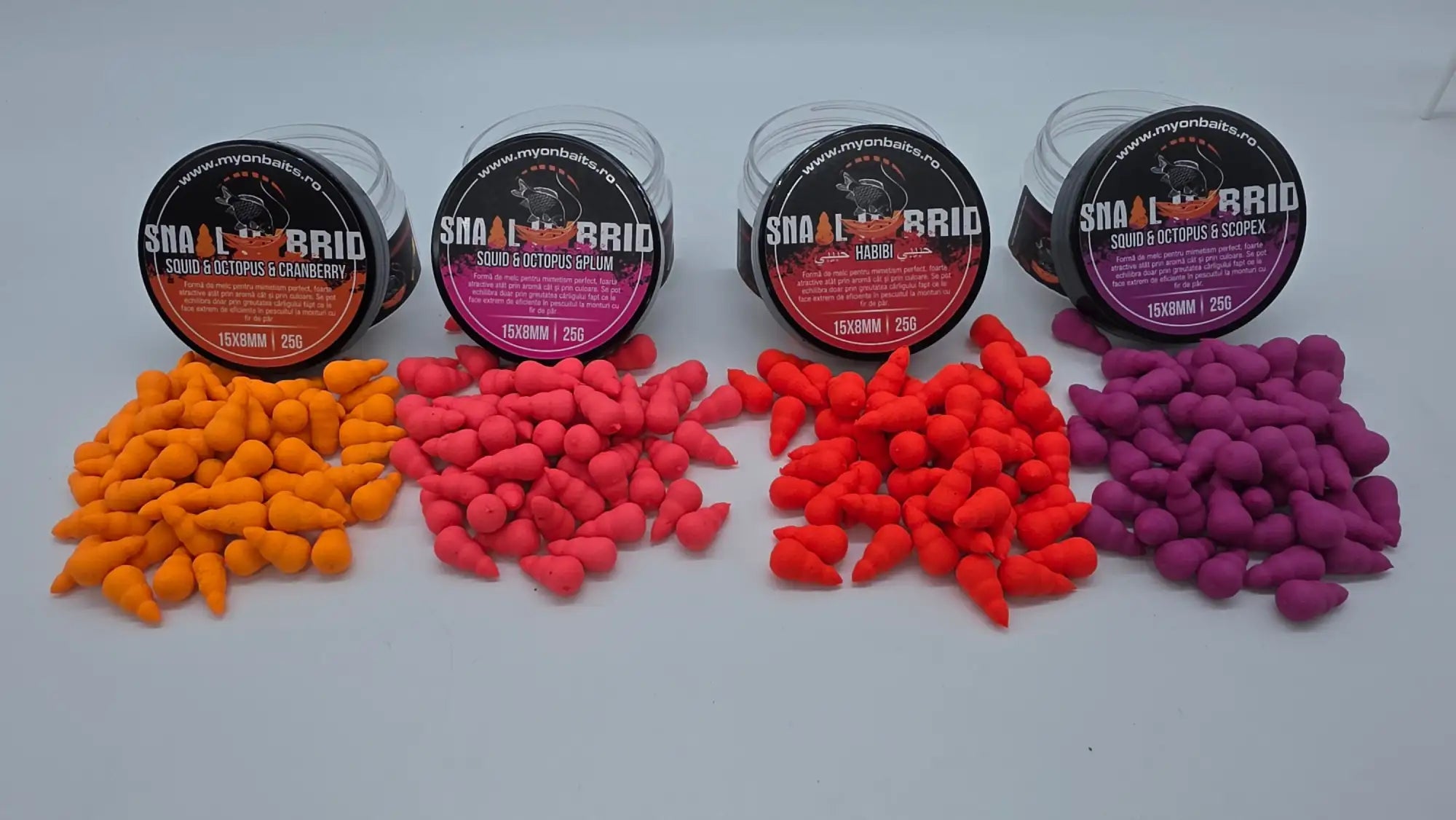 Patru borcane de momeală pentru pescuit snailbrid, fiecare conținând peleți de formă conică, colorați strălucitor, în portocaliu, roz, roșu și violet.