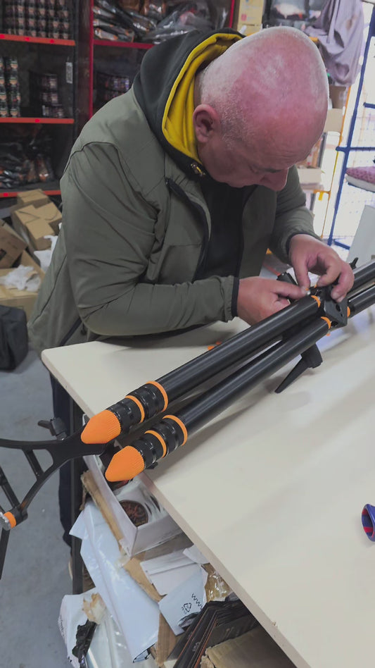 Rod Pod East Shark Premium Biturbo, Full Black (3/4 Posturi) + Set Custom Myon Baits (Capace & Picioare Protecție Portocalii)